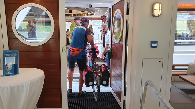 Ausstieg durch Nachbarschiff